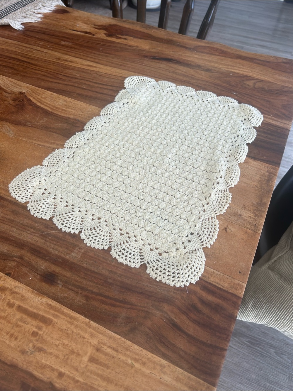 Handmade vintage cream rectangular crochet placemat scalloped lace border qty 4